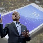 El presidente de Sony Mobile, Hiroki Totoki, muestra el nuevo Xperia M4