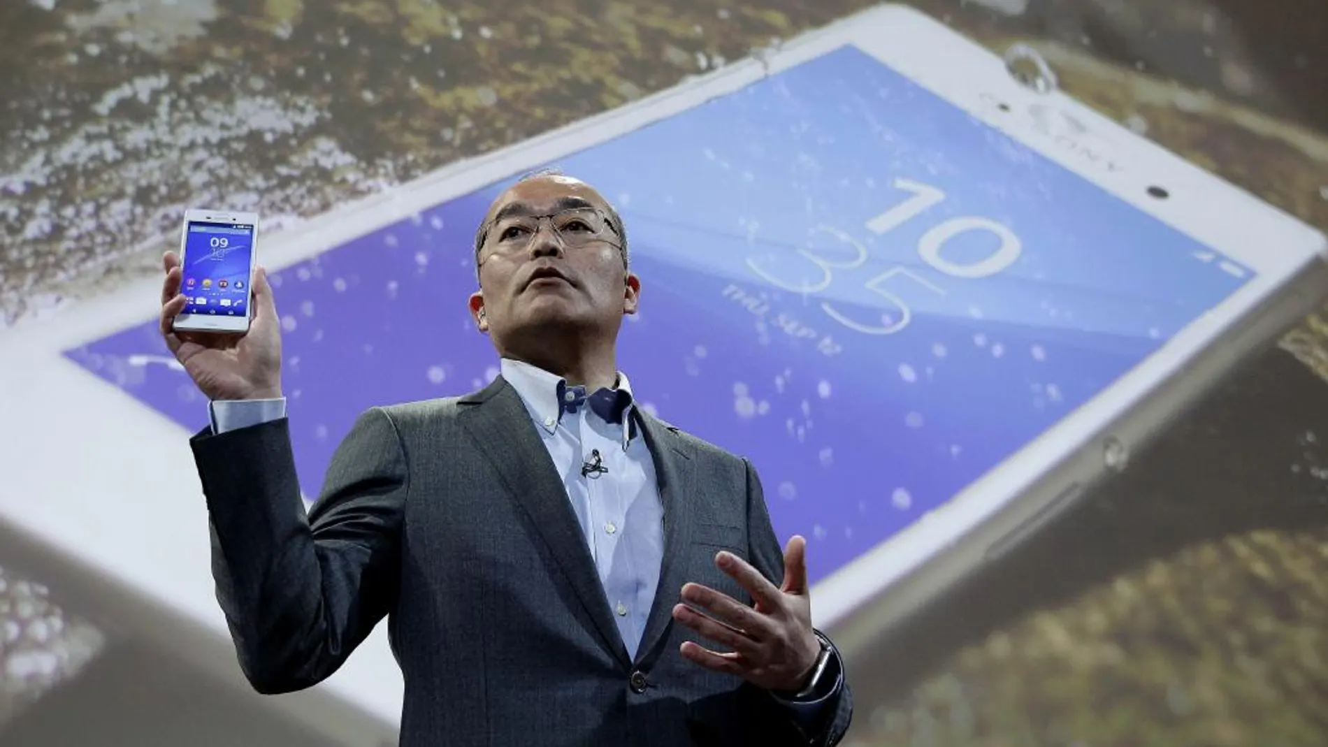 El presidente de Sony Mobile, Hiroki Totoki, muestra el nuevo Xperia M4