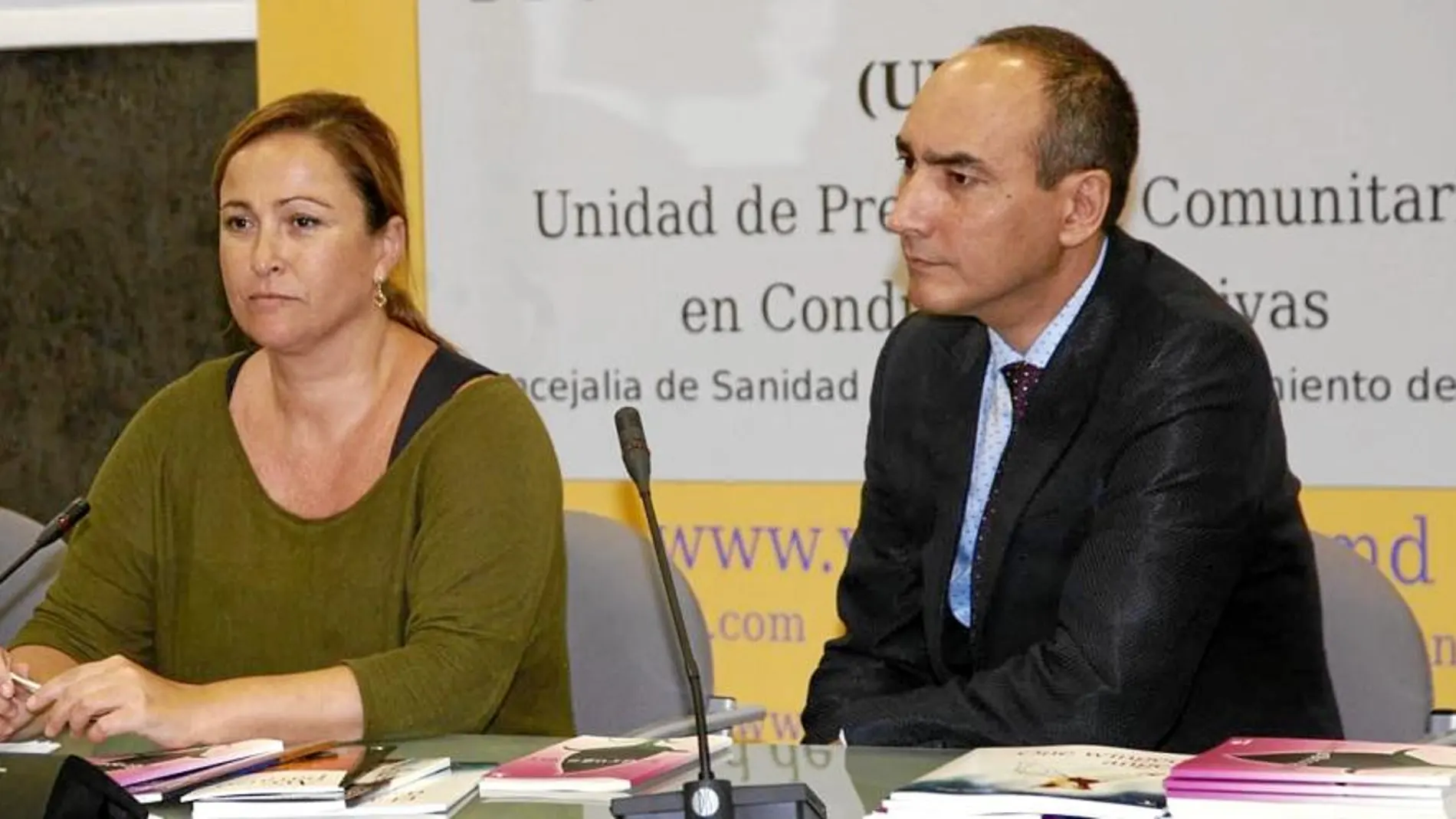 La concejala de Sanidad, Lourdes Bernal, junto a Jorge Parada, autor del libro