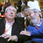 Los líderes de CCOO, Ignacio Fernández Toxo (i), y UGT, Cándido Méndez, durante la segunda jornada de la Conferencia Política del PSOE en noviembre