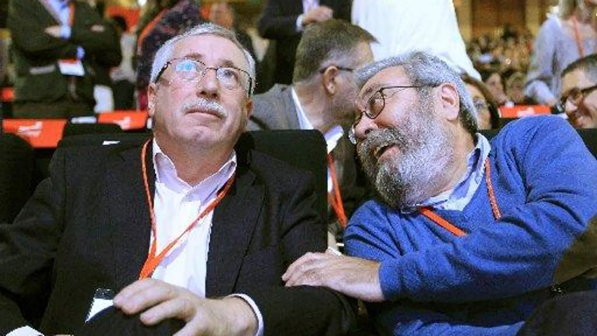 Los líderes de CCOO, Ignacio Fernández Toxo (i), y UGT, Cándido Méndez, durante la segunda jornada de la Conferencia Política del PSOE en noviembre