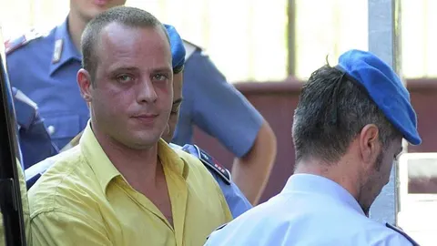 Agentes de policía escoltan a Domenico Cutri, antes de que su furgón fuera asaltado en Milán ayer