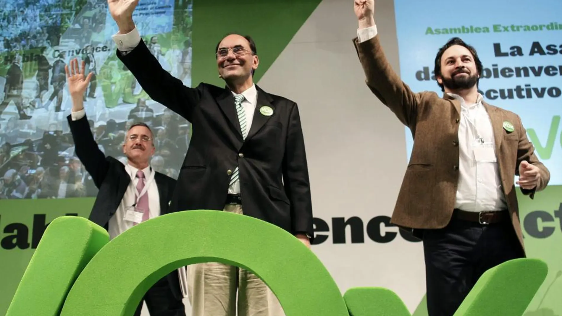 Los dirigentes de VOX, José Antonio Ortega Lara (i) y Alejo Vidal-Quadras (c), y Santiago Abascal (d), durante la asamblea inaugural de la formación.