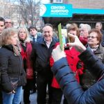 La candidata a la Comunidad, Cristina Cifuentes, hizo de improvisada fotógrafa de los vecinos que querían retratarse con Esperanza Aguirre