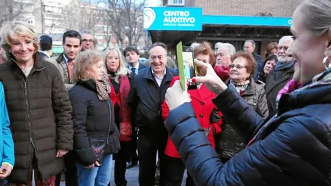 La candidata a la Comunidad, Cristina Cifuentes, hizo de improvisada fotógrafa de los vecinos que querían retratarse con Esperanza Aguirre