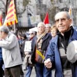 Los «yayo-flautas» se sumaron a la marcha contra los nuevos recortes de Artur Mas bajo el grito de «nos estáis hundiendo el país»