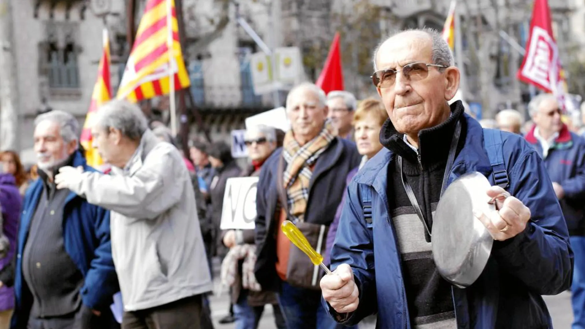 Los «yayo-flautas» se sumaron a la marcha contra los nuevos recortes de Artur Mas bajo el grito de «nos estáis hundiendo el país»