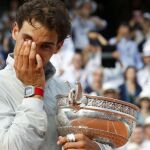 Rafa Nadal llora emocionado tras vencer a Novak Djokovic