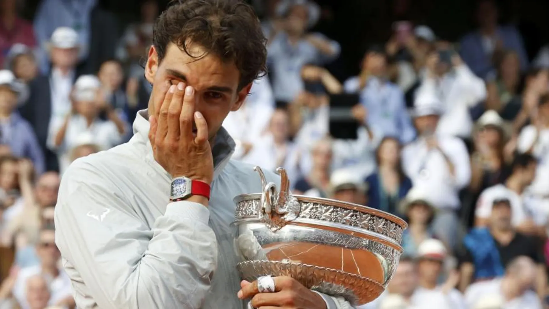 Rafa Nadal llora emocionado tras vencer a Novak Djokovic