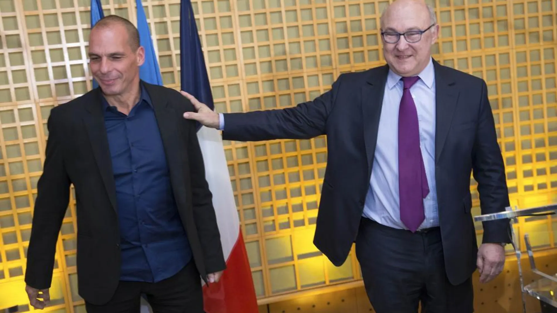 El ministro de Finanzas francés, Michel Sapin, y su homólogo griego Yanis Varoufakis