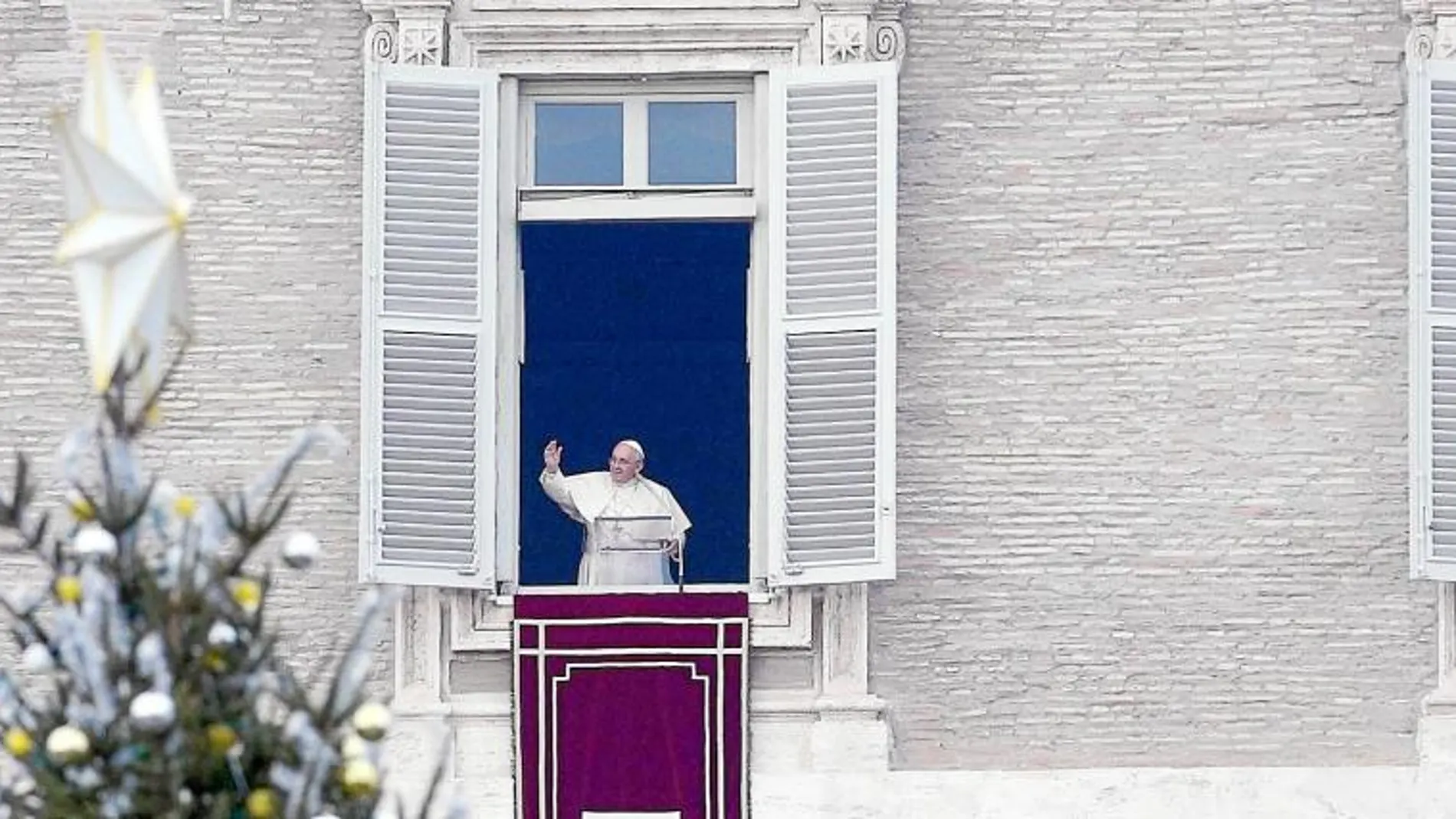 El Santo Padre, ayer, en el balcón de los apartamentos pontificios