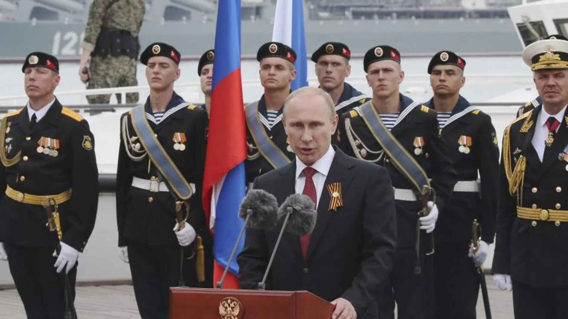 El presidente ruso, Vladimir Putin, pronuncia un discurso en la bahía del puerto crimeo de Sebastopol
