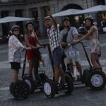 Un grupo de turistas en la Plaza Mayor de Madrid.