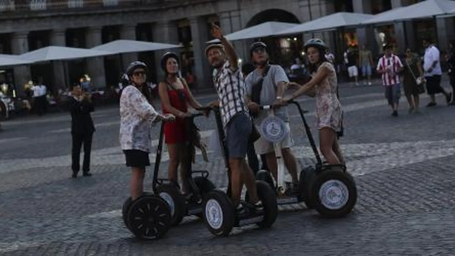 Un grupo de turistas en la Plaza Mayor de Madrid.