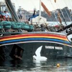 El Rainbow Warrior, en su incidente más recordado, tras ser atacado por agentes del servicio secreto francés en 1985