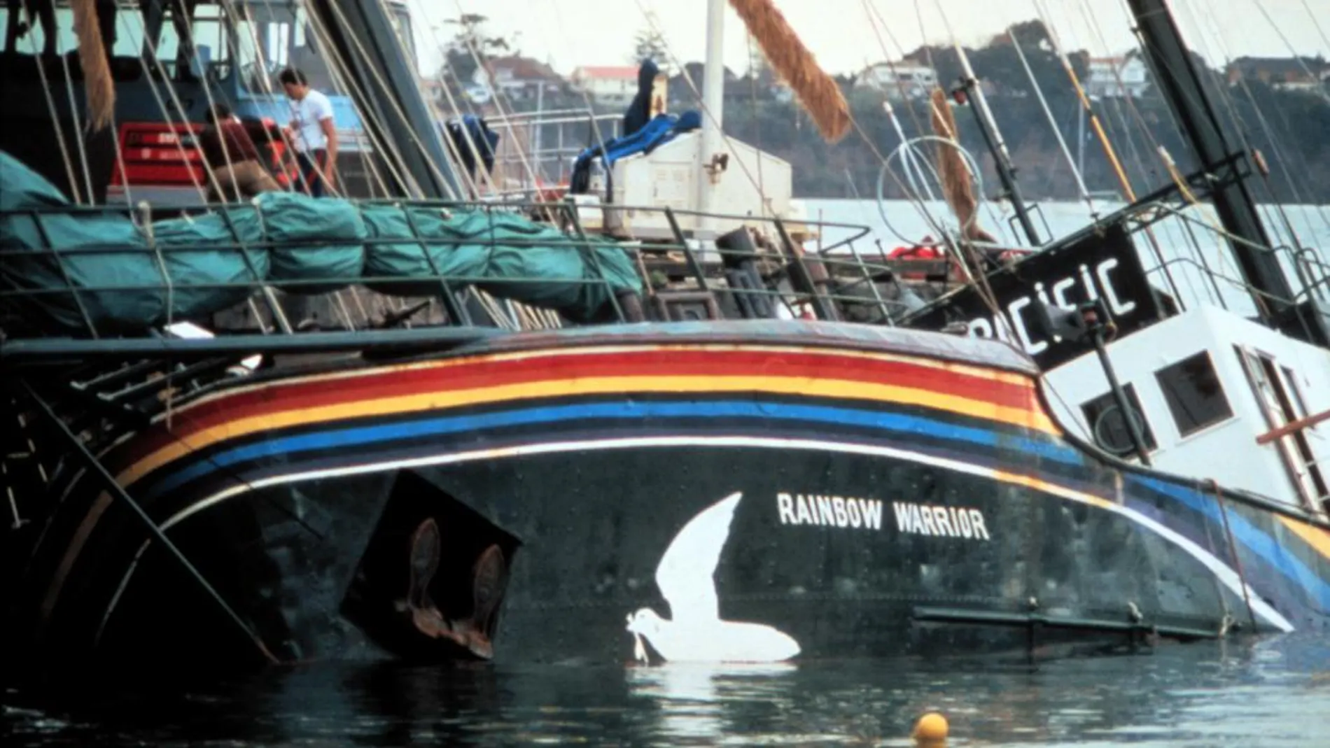 El Rainbow Warrior, en su incidente más recordado, tras ser atacado por agentes del servicio secreto francés en 1985