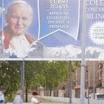 Uno de los anuncios del nuevo colegio Juan Pablo II de Parla que ha aparecido arrancado antes de que terminara el plazo contratado para la campaña