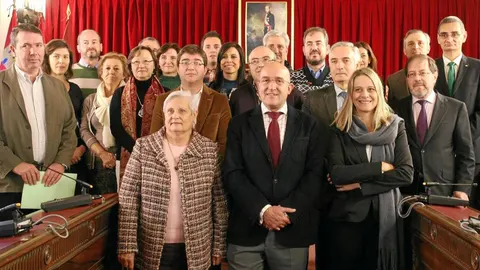 Jesús Julio Carnero, junto a los representantes de las ONG beneficiadas