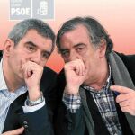 Julio Villarrubia y Julián Simón de la Torre comparten confidencias durante la Ejecutiva Autonómica del PSOE