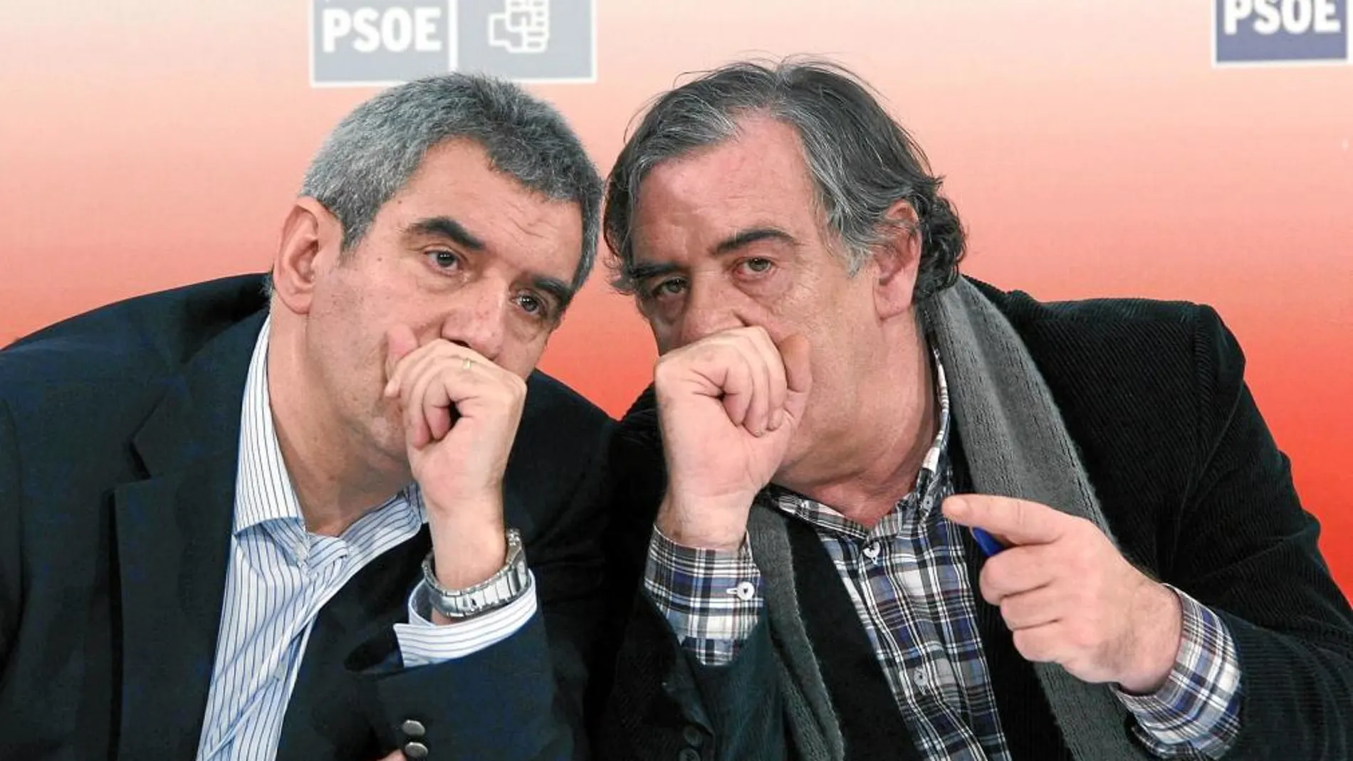 Julio Villarrubia y Julián Simón de la Torre comparten confidencias durante la Ejecutiva Autonómica del PSOE