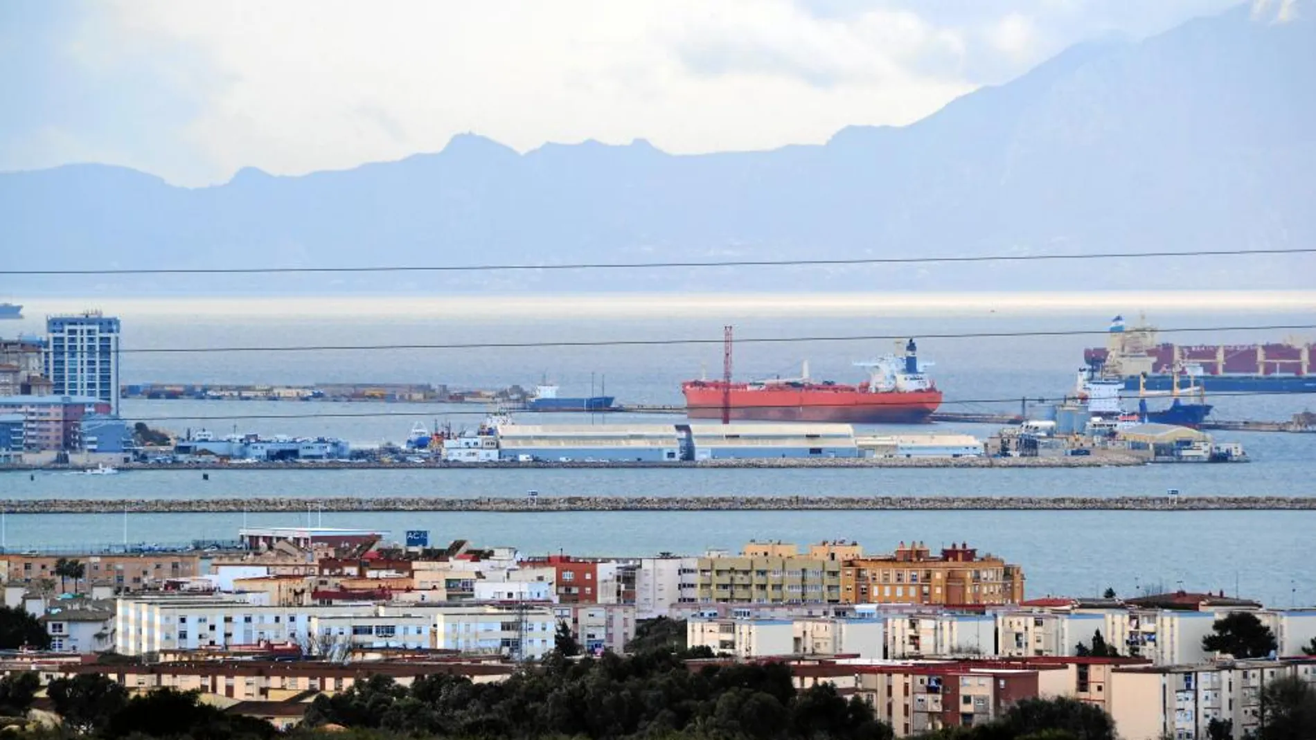 La «gasolinera flotante» denominada «Vemaspirit», atracada en Gibraltar