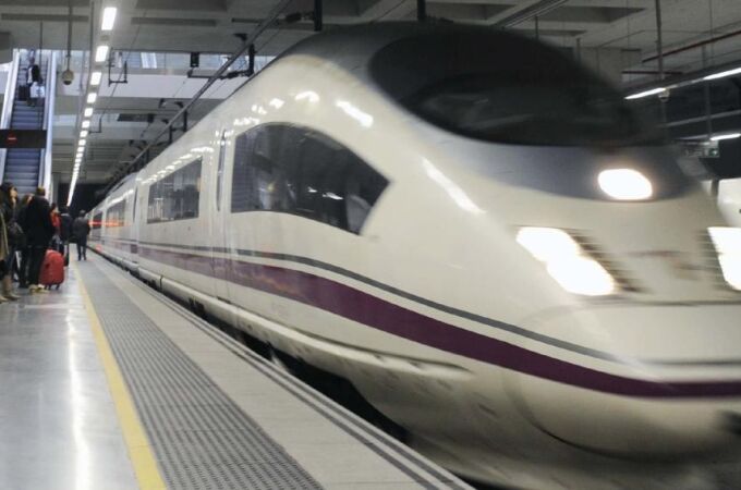 Vista de un tren AVE en la estación de Girona, donde el presidente de Renfe, de la conexión en alta velocidad entre España y Francia que arrancará el próximo 15 de diciembre.