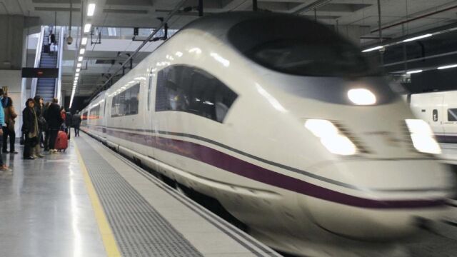 Vista de un tren AVE en la estación de Girona, donde el presidente de Renfe, de la conexión en alta velocidad entre España y Francia que arrancará el próximo 15 de diciembre.