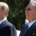 Vladímir Putin y Raúl Castro participan en una ceremonia en homenaje a combatientes en una foto de archivo