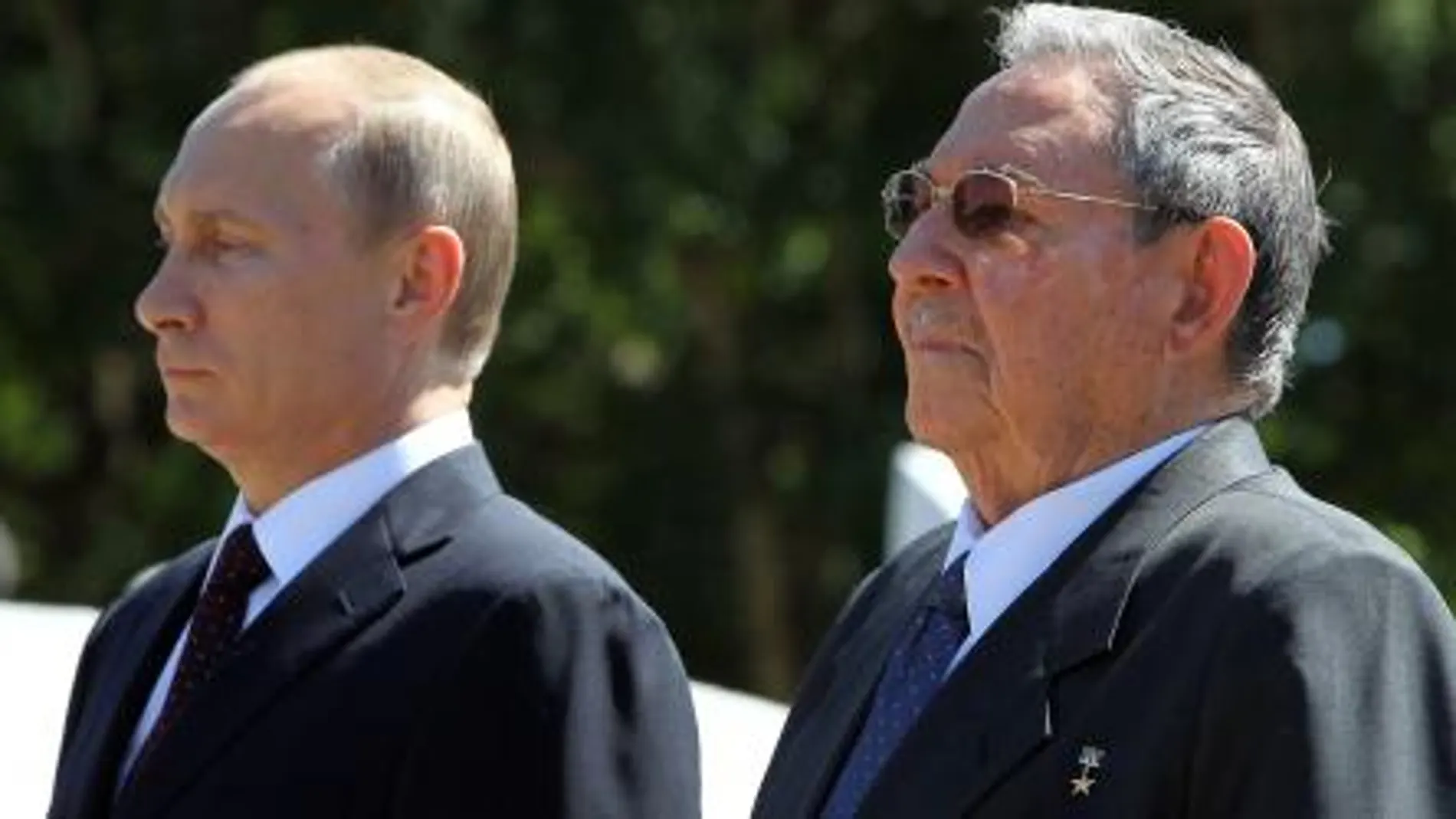 Vladímir Putin y Raúl Castro participan en una ceremonia en homenaje a combatientes en una foto de archivo