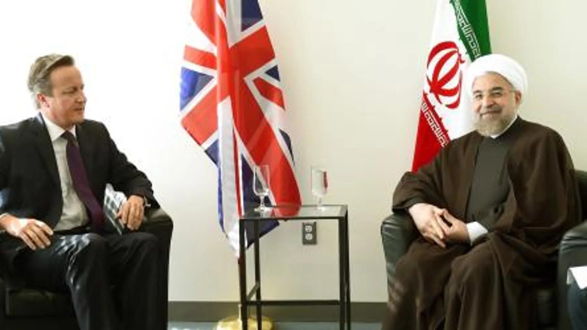 El primer ministro británico, David Cameron, mantiene una reunión con el presidente iraní, Hasán Rohani