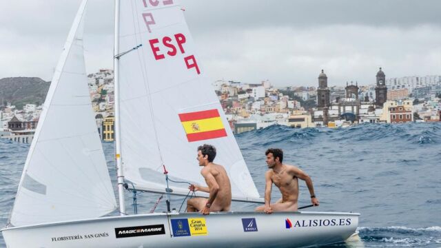 Los regatistas en su barco, con la bahía de Las Palmas de Gran Canarias de fondo