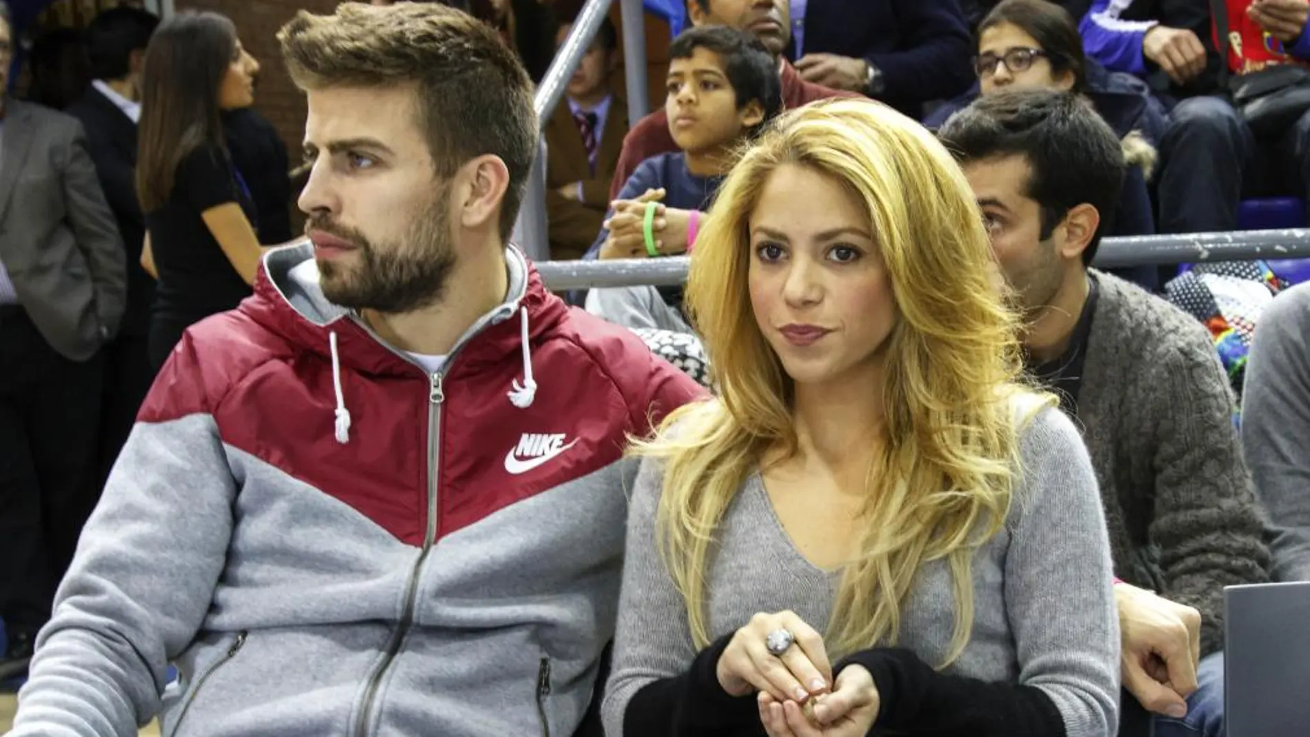 Gerard Pique y Shakira siguieron el aprtido de Baloncesto en Barcelona.