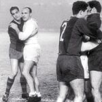 El jugador del Barcelona Luis Suárez y Di Stéfano se abrazan durante un partido de la Copa de Europa de 1960