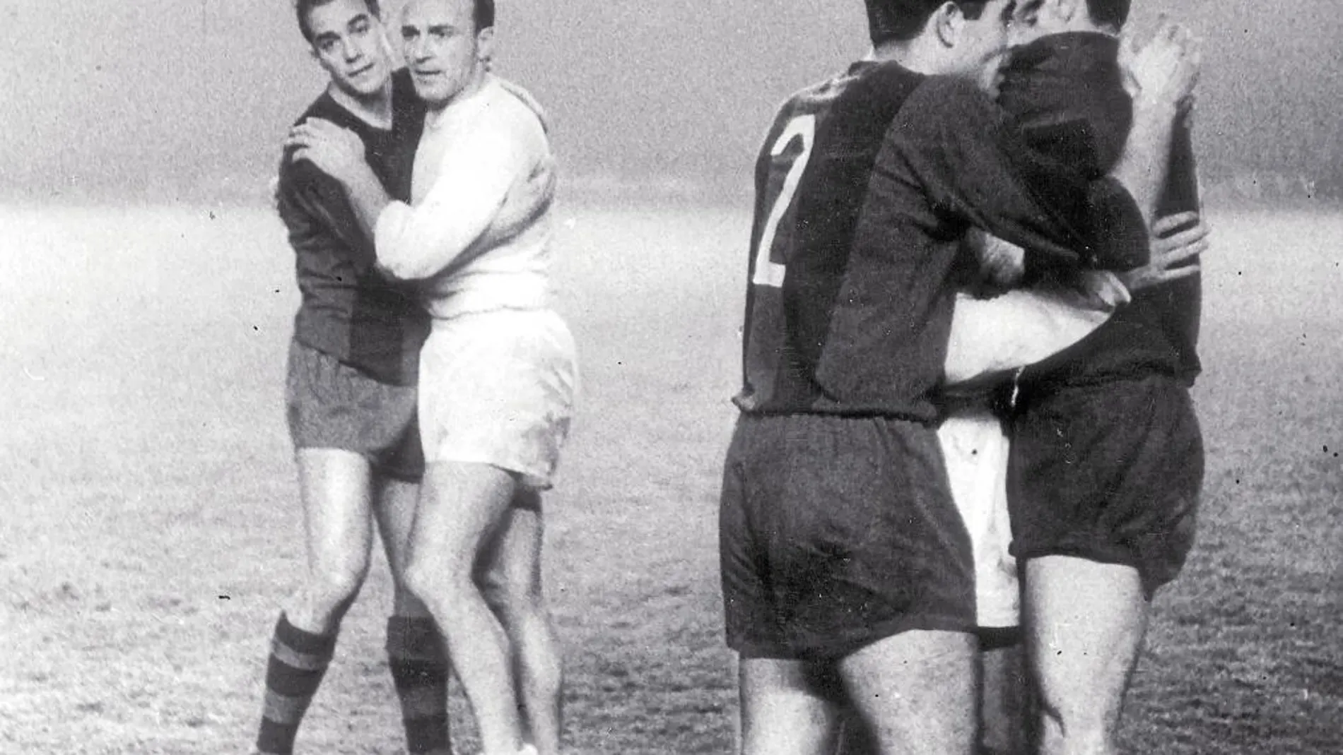 El jugador del Barcelona Luis Suárez y Di Stéfano se abrazan durante un partido de la Copa de Europa de 1960
