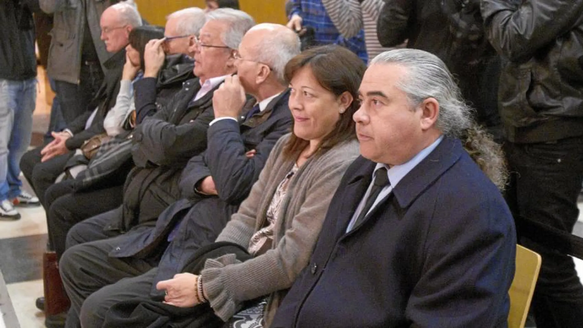 Fidel Pallerols, a la derecha, junto al resto de los acusados en el caso, ayer, en la Audiencia de Barcelona