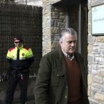 El extesorero del PP Luis Bárcenas a su salida del juzgado de Vielha (Lleida) donde se ha presentado a primera hora de la mañana.