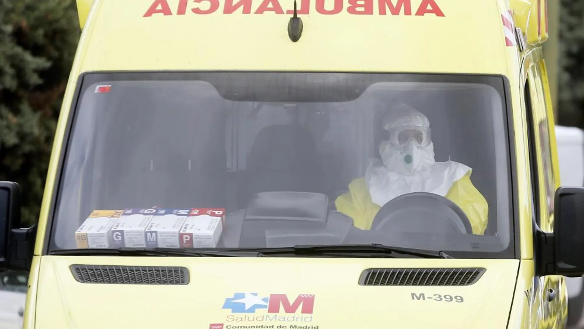 Un ambulancia llega al hospital Carlos III de Madrid con el sospechoso de ébola que viajaba en un vuelo de Air France.