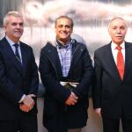 El director general de Casa Árabe, Eduardo López Busquets, el pintor Matug Aborawi y el embajador de Libia en España, Mohamed Alfaqeeh Saleh.