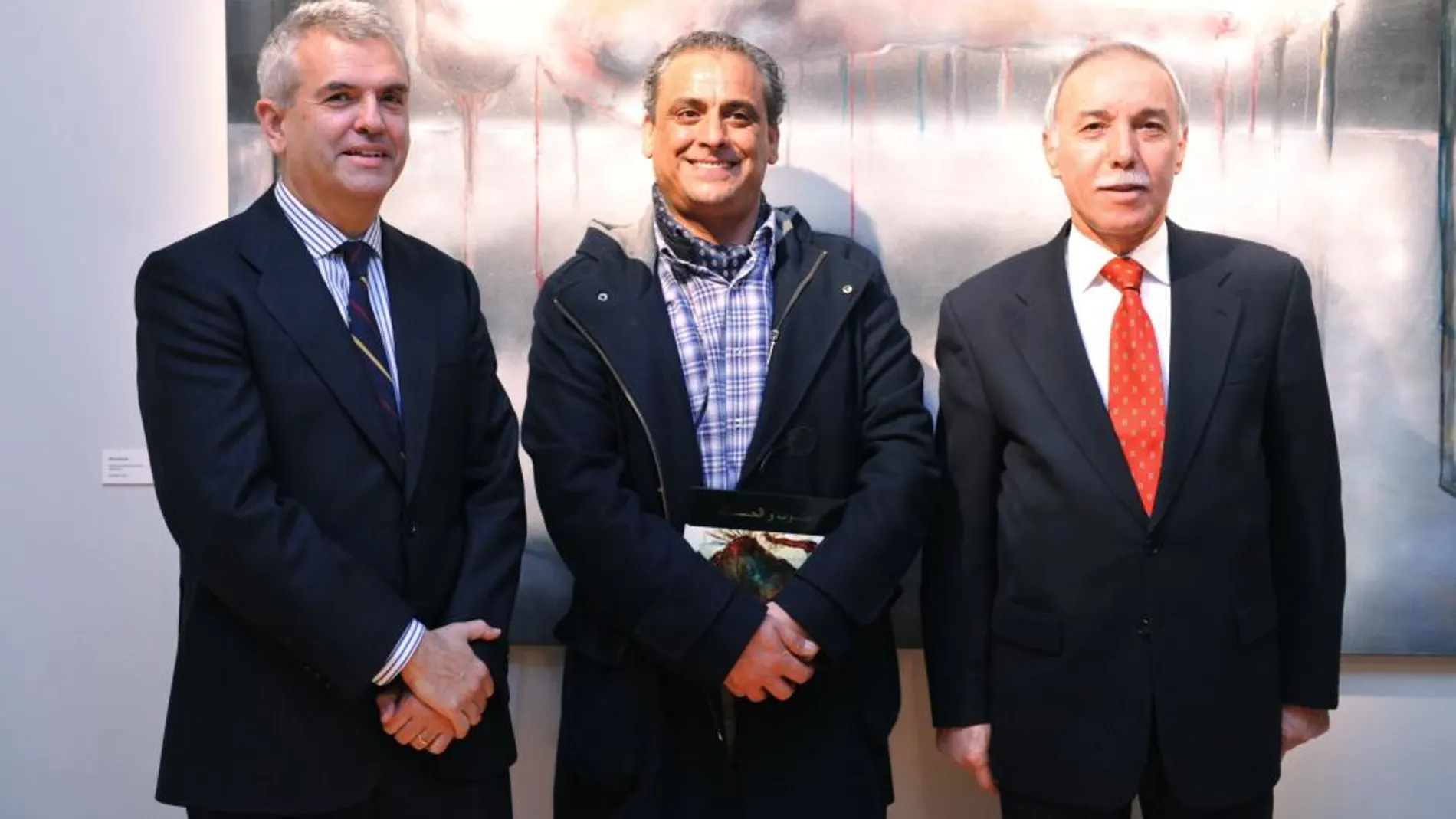 El director general de Casa Árabe, Eduardo López Busquets, el pintor Matug Aborawi y el embajador de Libia en España, Mohamed Alfaqeeh Saleh.
