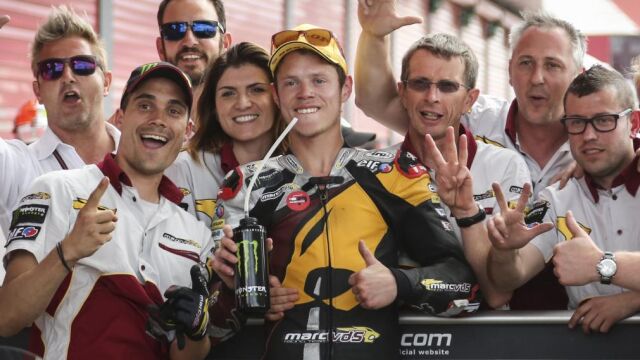 El piloto español Esteve Rabat (centro) posa con su equipo, el Marc VDS Racing, tras la carrera