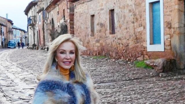 Carmen Lomana acudió a Castrillo de los Polvazares, en el corazón de la Maragatería, en León