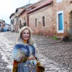 Carmen Lomana acudió a Castrillo de los Polvazares, en el corazón de la Maragatería, en León
