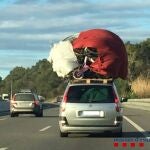 El volumen de la carga ponía en riesho la estabilidad del coche y con ello, a los demás vehículos que circulaban por la Ap-7