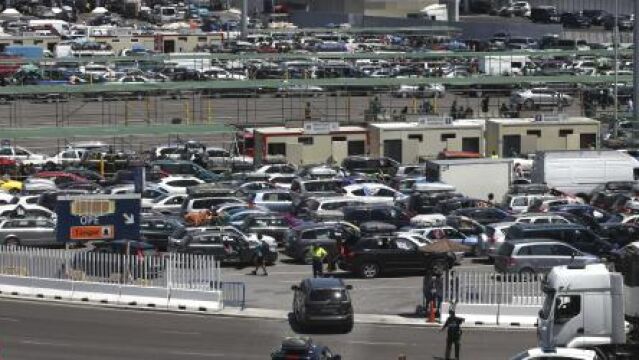 Gran número de vehículos esperan en el puerto de Algeciras para poder embarcar rumbo a Marruecos, dentro de la Operación Paso del Estrecho en 2019
