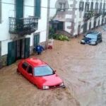 Casas anegadas y coches arrastrados por el agua en Elizondo