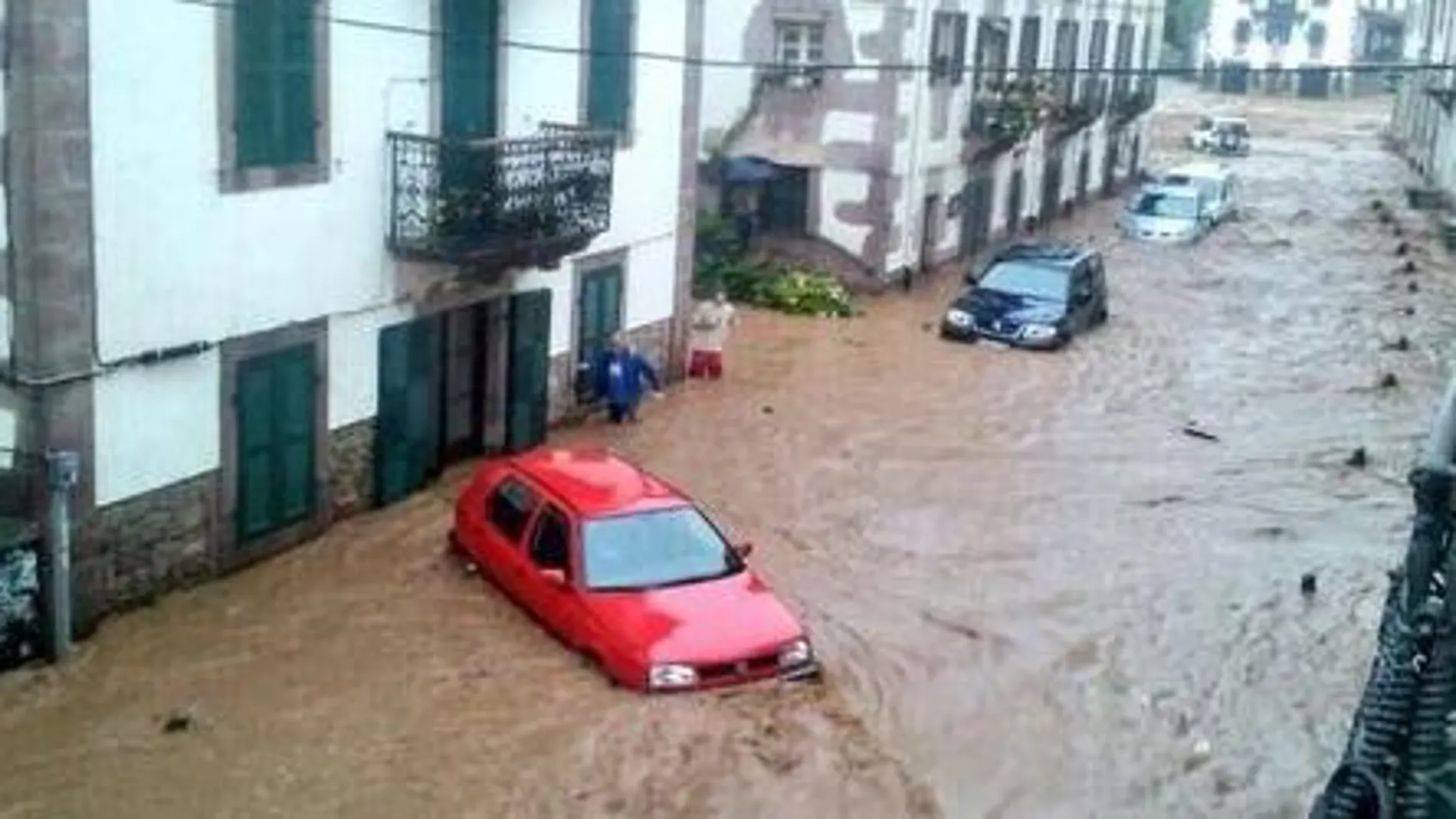 Casas anegadas y coches arrastrados por el agua en Elizondo