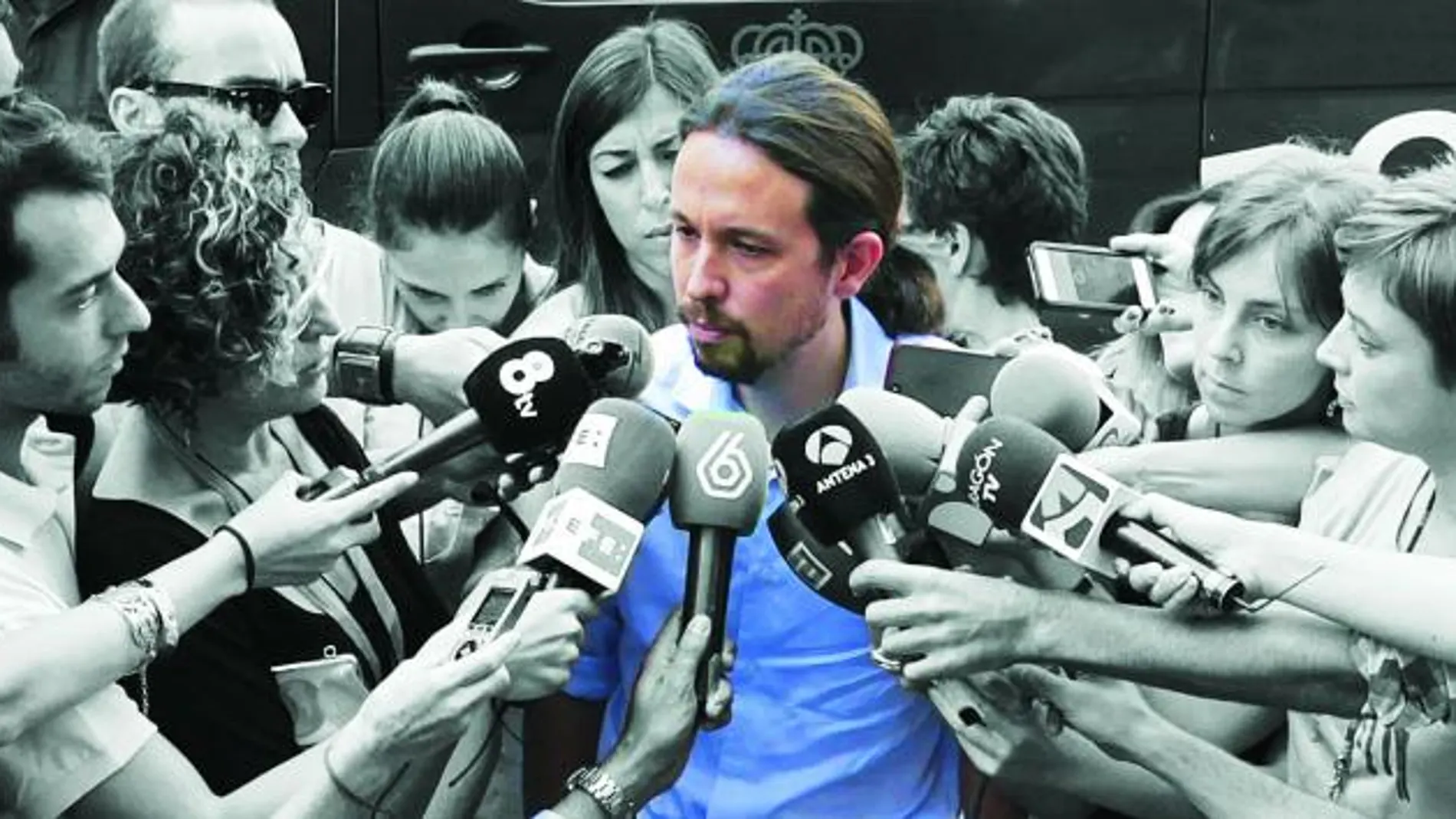 El líder de Podemos, Pablo Iglesias, ante los medios gráficos en una de sus comparecencias