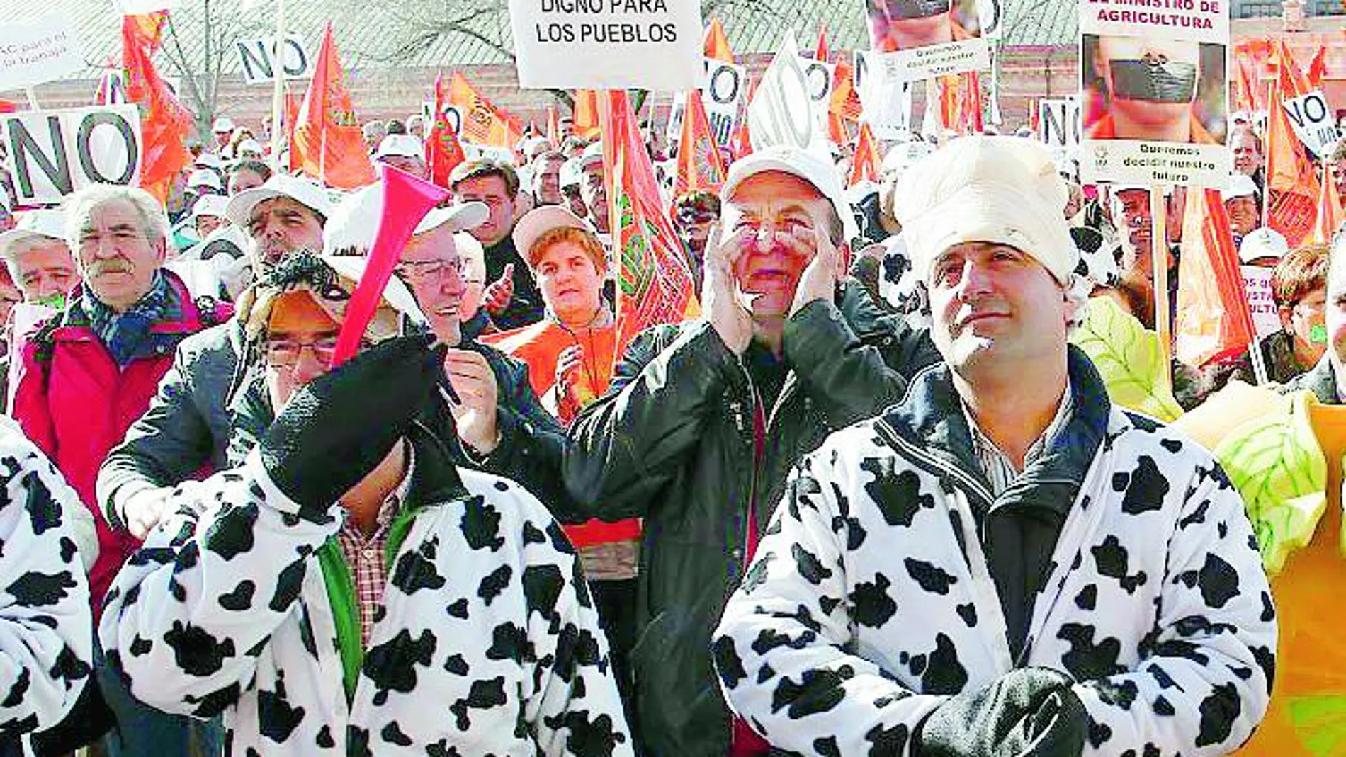 Una delegación de UPA-Andalucía, encabezada por su secretario general, Agustín Rodríguez,se man0ifiesta para exigir que se respete el mismo nivel de ayudas