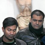 Varios inmigrantes, en una iglesia de Madrid