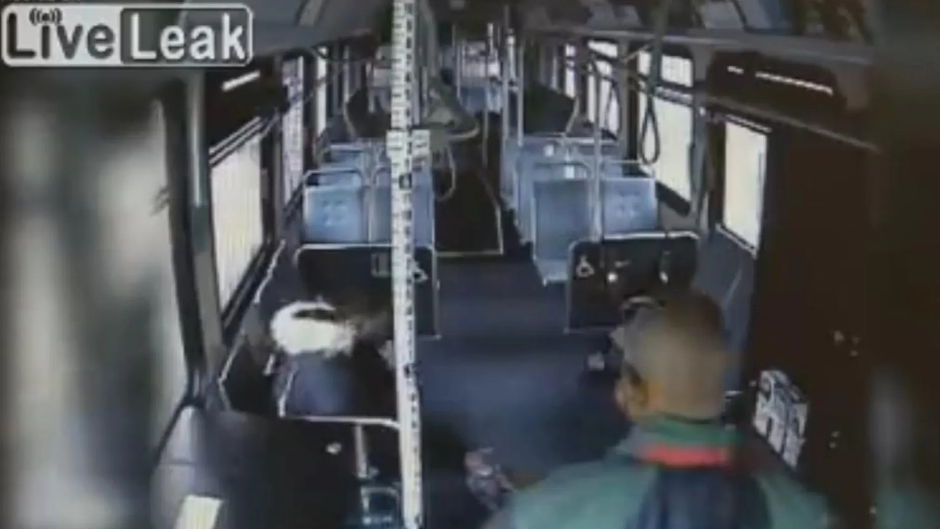 Despiden a un conductor de autobús por agredir a un pasajero